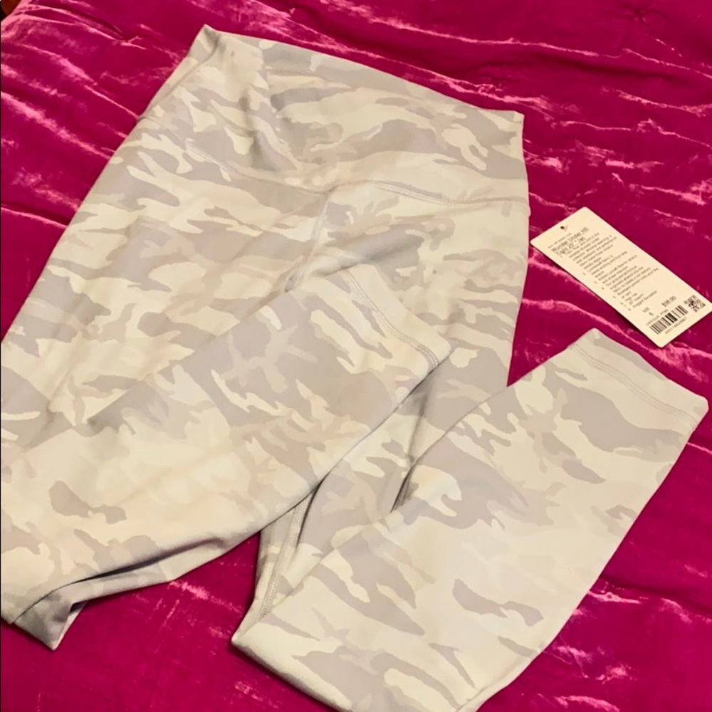 NWT Wunder Under 25’ Grey Camo Leggings